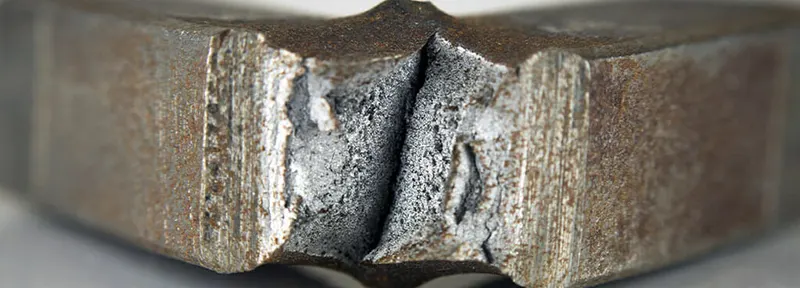 چرا چدن شکننده‌تر از فولاد به نظر می‌آید
