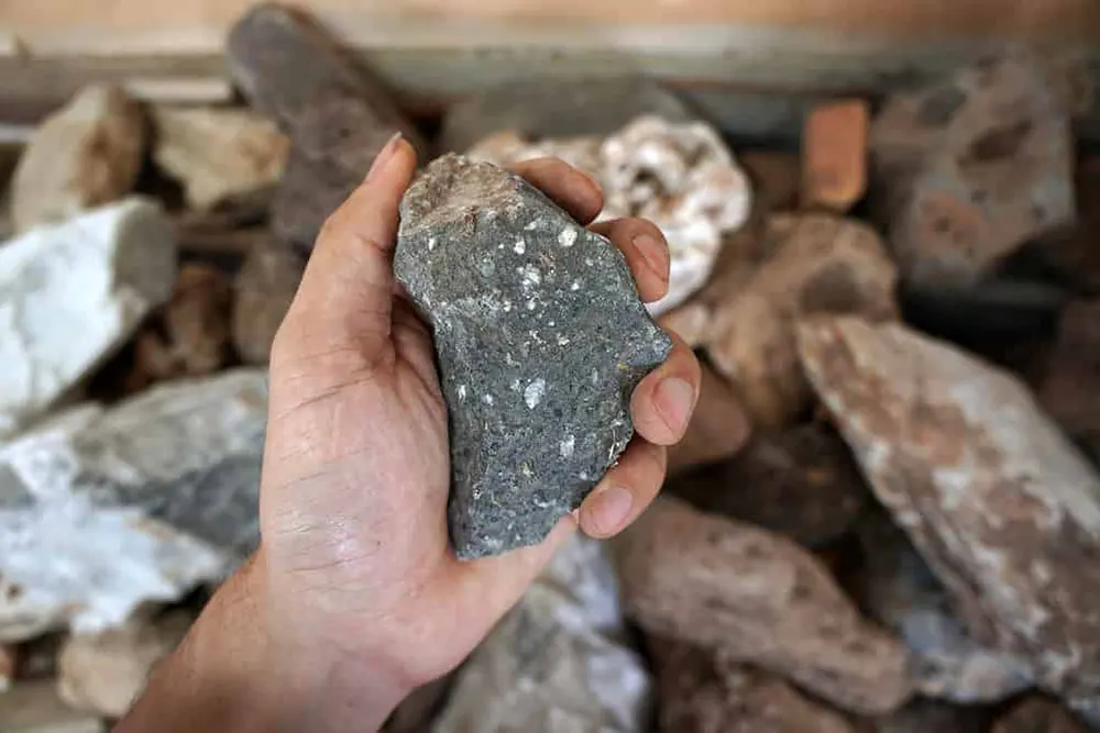 سنگ آندزیت (Andesite) چیست