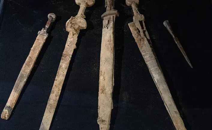 کشف 4 شمشیر رومی تقریباً سالم با قدمت 1900 ساله